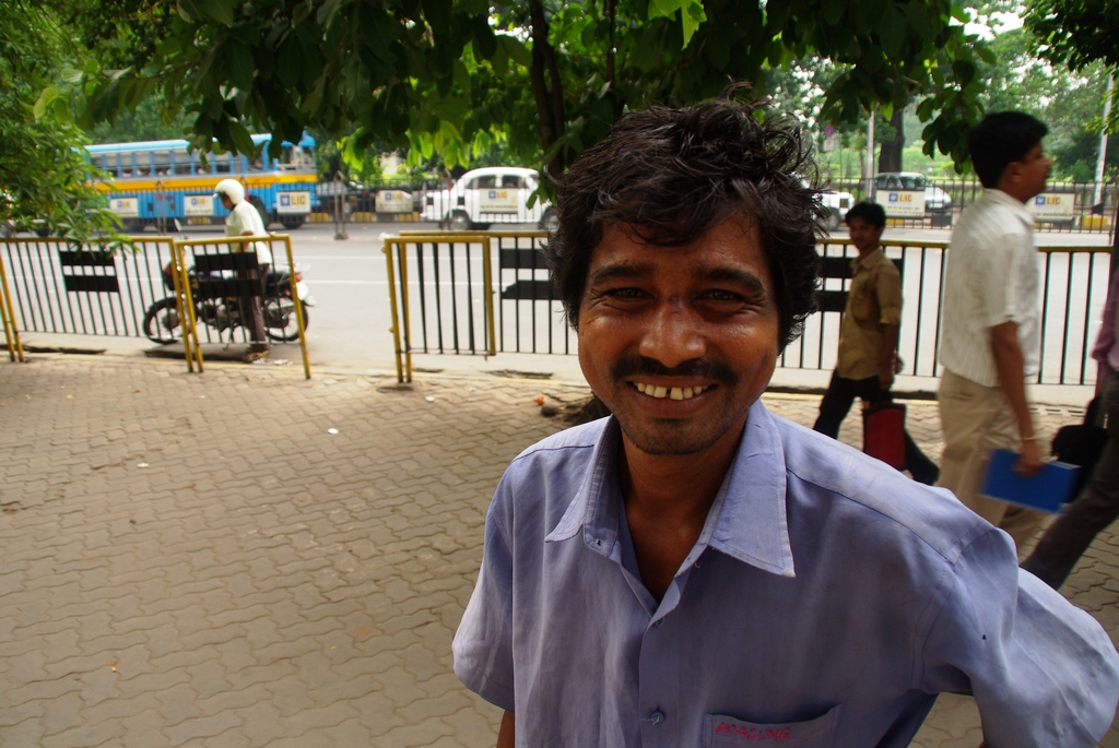 Une personne vivant sur les trottoirs de Calcutta