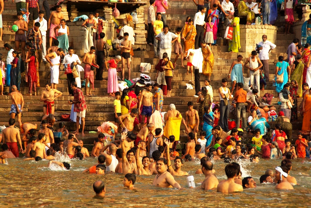 La baignade dans le Gange est un rituel quotidien - Varanasi