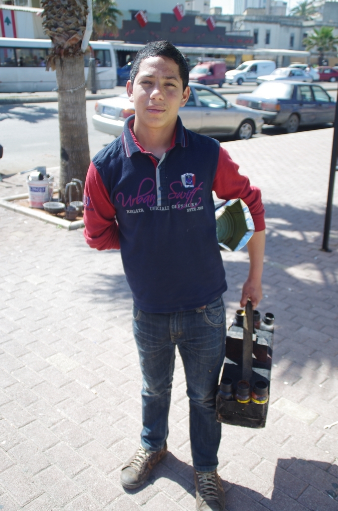 Jeune syrien devenu cireur de chaussures