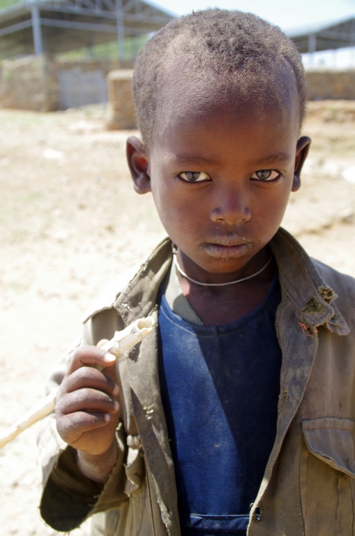 Enfants devant les sites protégés par l'Unesco, à Aksum