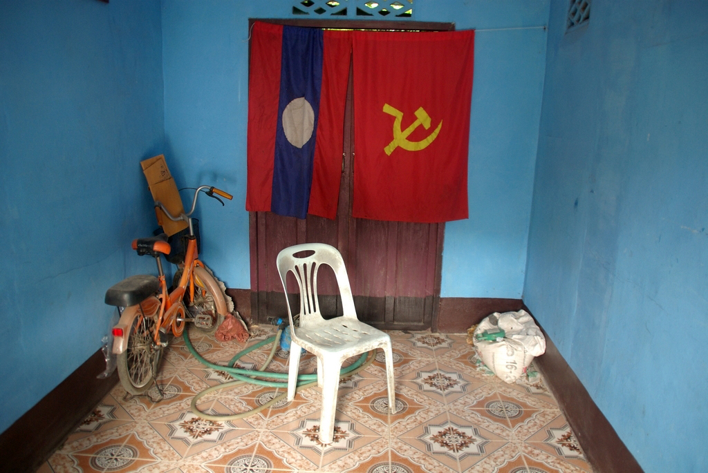 Les drapeaux communistes sont nombreux au Laos