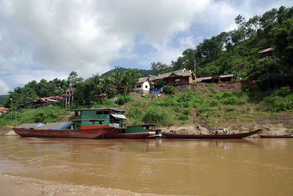 Il y a de nombreux hameaux sur les rives du Mékong, Laos