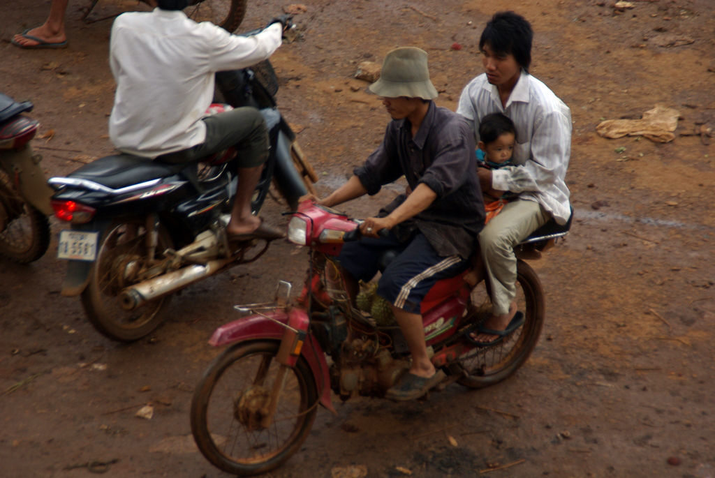Au Cambodge on monte à plusieurs sur les motos