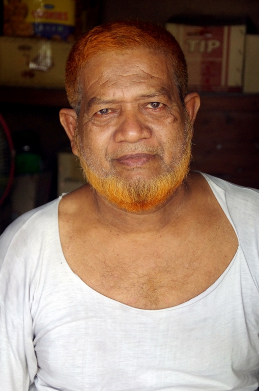 Certains musulmans, généralement des hommes plus âgés, se colorent la barbe et les cheveux en roux - Bandarban