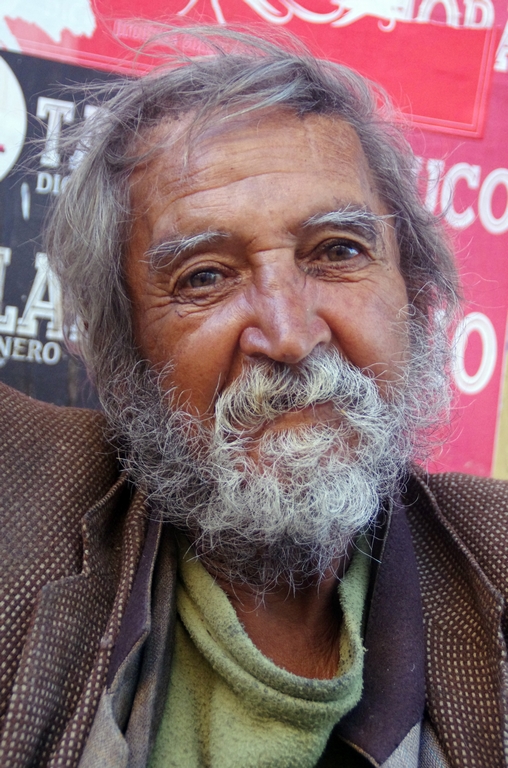 Julio Valdes Rodrigue vit dans la rue depuis de trop longues années. Ils sont nombreux dans son cas - Valparaiso, Chili