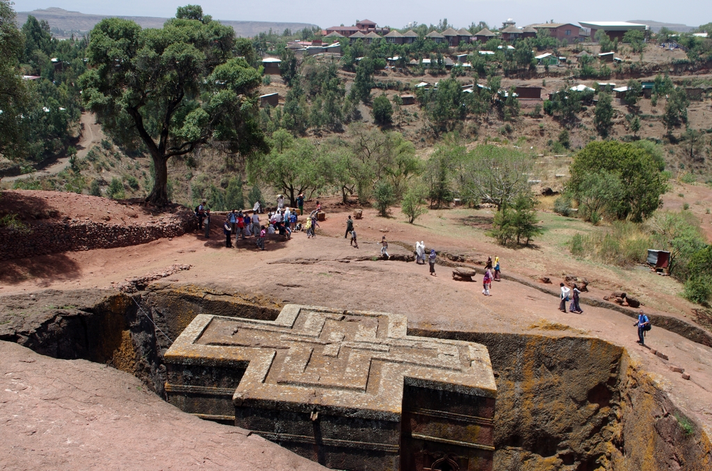 L'Eglise St Georges a été creusée dans le sol, sur 12 mètres environ - Lalibela, Ethiopie