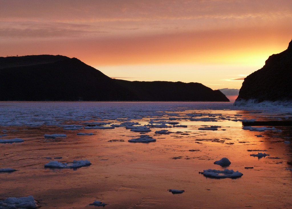 Le lac Baikal commence à geler - Russie