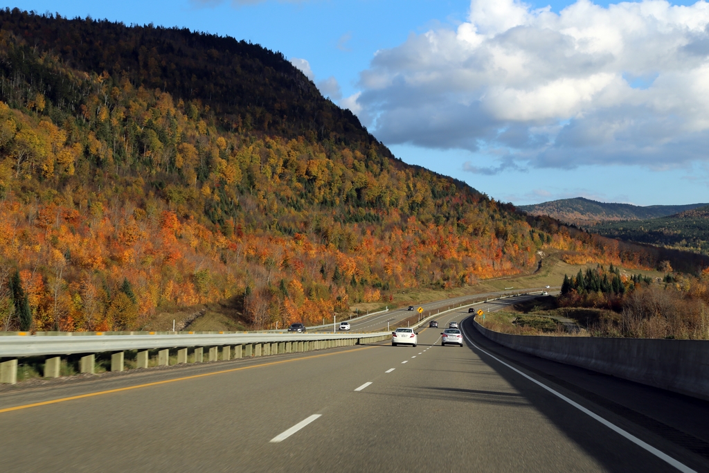 Avec l'automne, le seul fait de se balader en voiture permet de découvrir de superbes couleurs - Québec