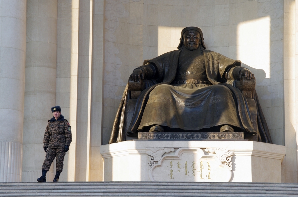 Genghis Khan reste la figure emblématique de la Mongolie. Sa statue trone littérallement sur la place centrale de la capitale