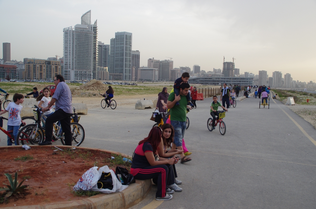 Fin d'après midi sur le front de mer. Les gens viennent s'y balader, faire du vélo ou tout simplement discuter - Beyrouth