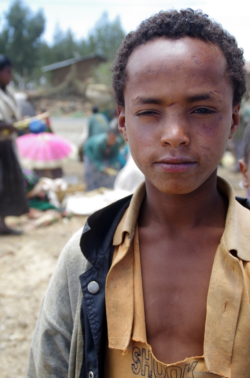 Bien que les Amharas soient souriants, la vie à l'air dure et certains enfants ont des visages marqués