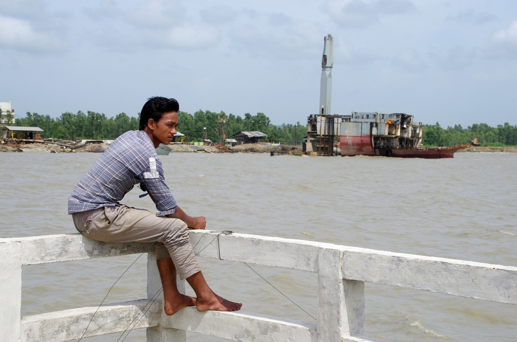 La ville de Chittagong est connue dans le monde entier pour ses chantiers de destruction de navires. A droite, un porte conteneur presque entièrement dépecé.Le site est désormais inaccessible aux personnes  ne travaillant pas sur un chantier, les autorités n'ayant que peu apprécié les différents films dénonçant le désastre écologique