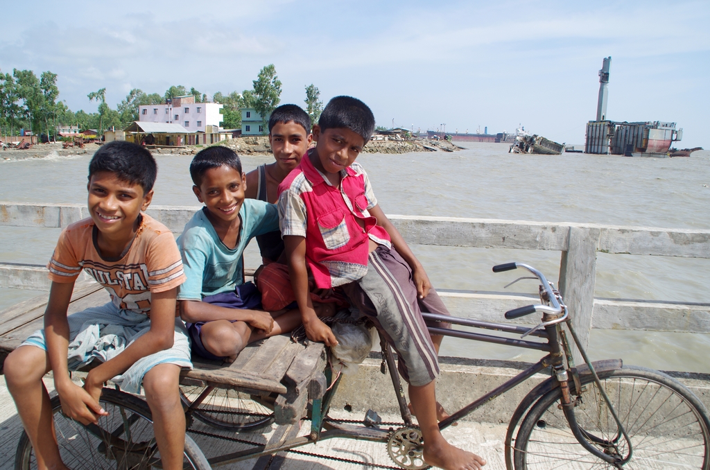 "Les petits déboulonneurs" sont appelés ainsi en raison de leur fonction lors de la démolition des navires - Chittagong