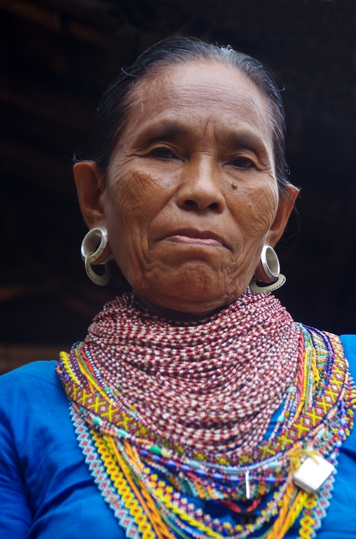 Dans certains villages, les femmes âgées revêtent des parures traditionnelles - Bandarban