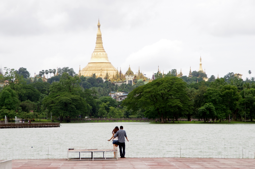 Les couples s'affichent facilement en Birmanie, ce qui donne l'apparence d'une vie paisible - Rangoon