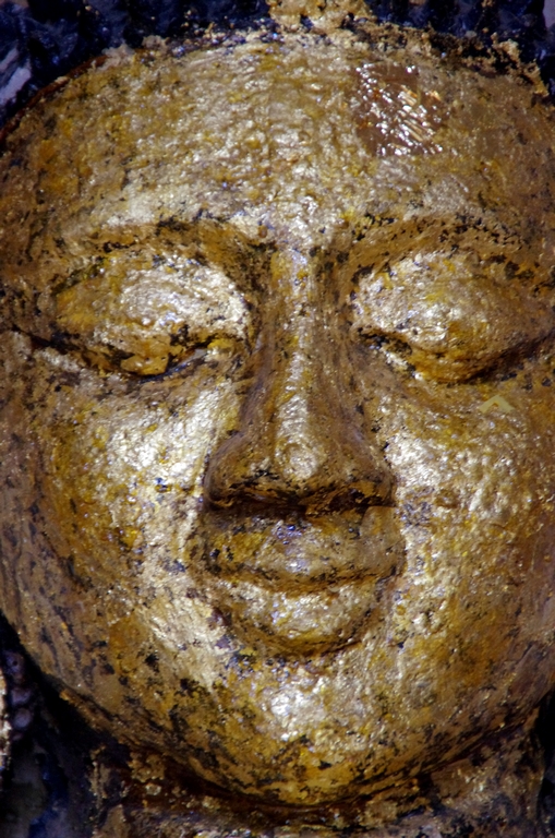 Dans de nombreux temples, il est possible d'acheter des feuilles d'or pour recouvrir les statues - Bagan