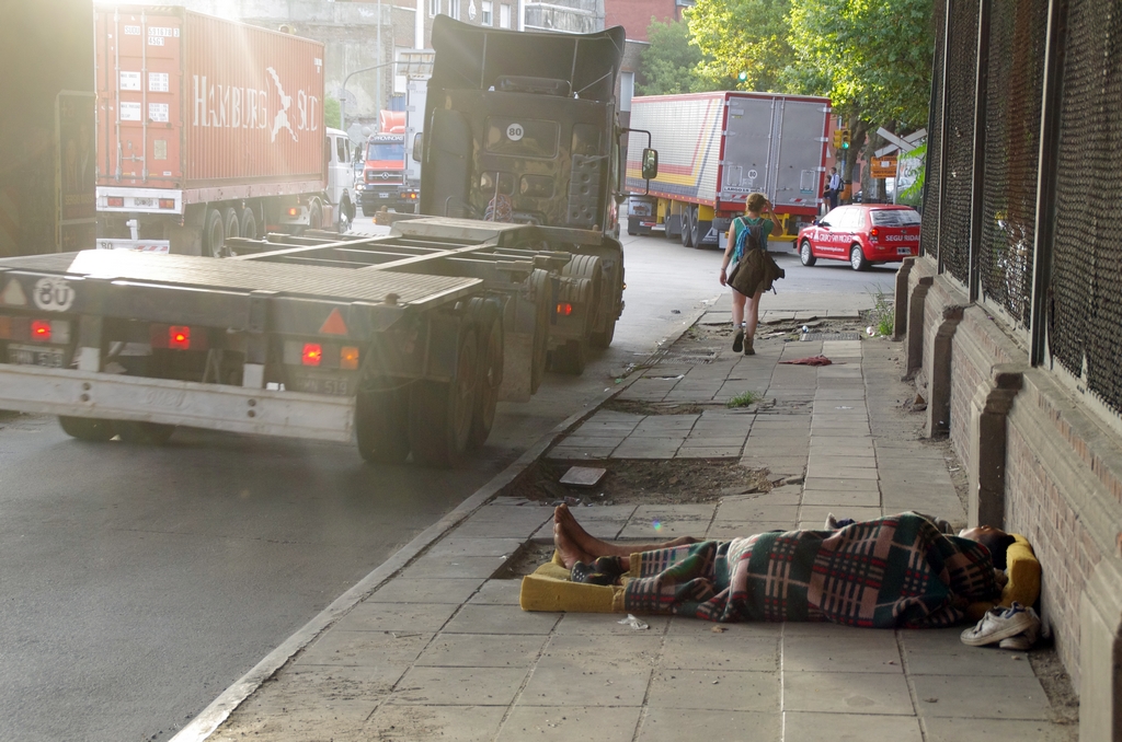 Avec la crise économique, nombreux sont les gens qui vivent dans la rue ; des familles entières aussi - Buenos Aires, Argentine