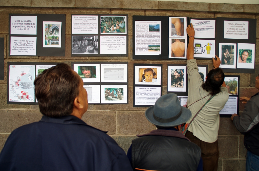 Exposition sur la place principale de Cuzco contre le déplacement des tribus amazoniennes - Cuzco, Pérou