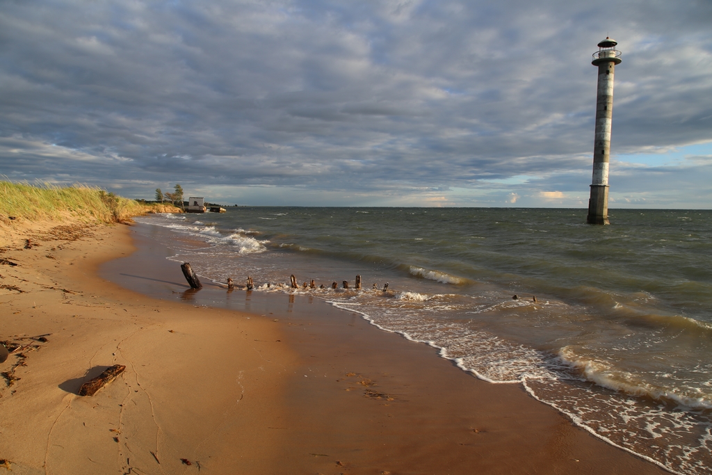 Le phare de Kiipsaare est considéré comme la tour de Pise des Pays-Baltes. Il est le témoin de la rapide érosion des côtes sableuses au Nord de l'Europe - Estonie