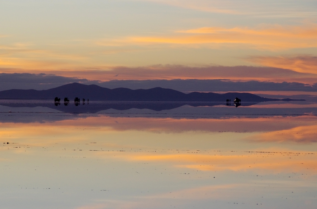 Avec une fine couche d'eau, le salar d'Uyuni est un miroir quasi parfait - Bolivie